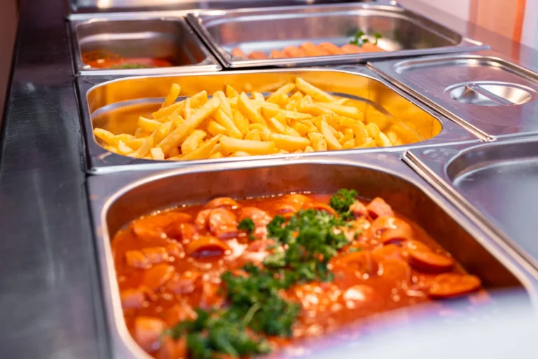 MITTAGESSEN IN BUFFETFORM